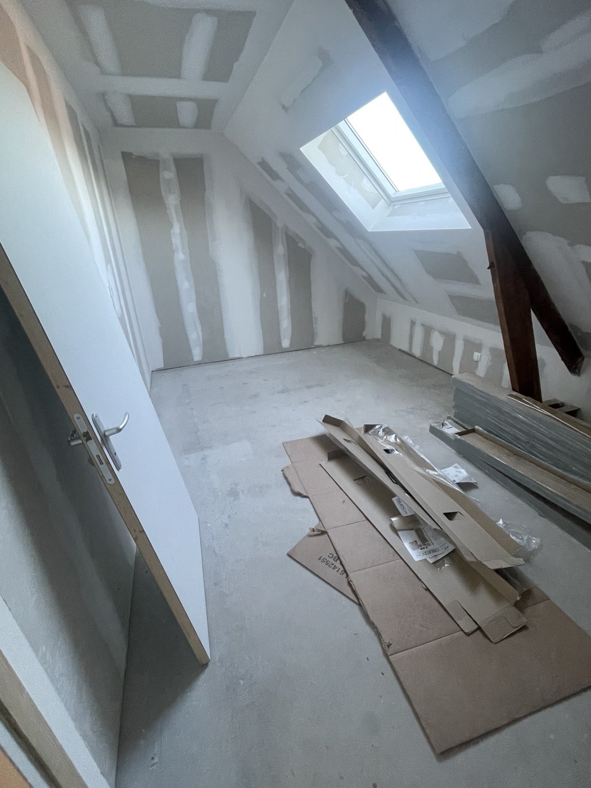 Pièce sous combles avant rénovation par VD Habitat